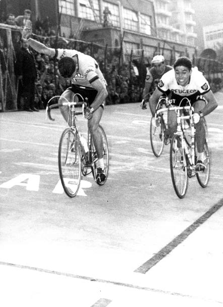 Giro di Lombardia 1966: questa volta Merckx  secondo, battuto in volata da Felice Gimondi, terzo il campione francese Raymond Poulidor 